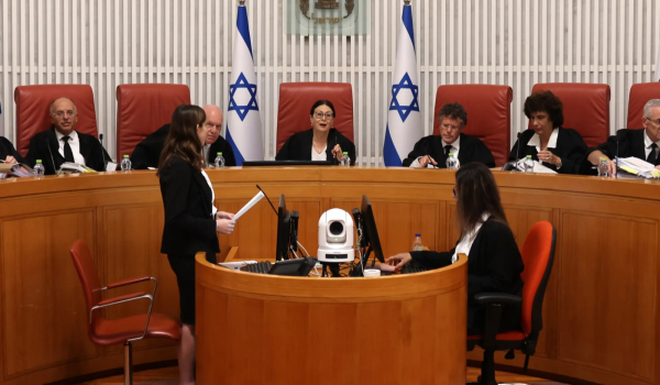 المحكمة العليا الإسرائيلية تجمد قرار الح...