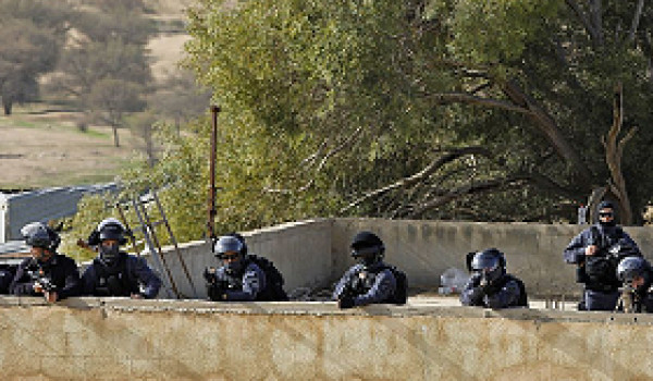 قوات معززة من الشرطة الإسرائيلية تقتحم ب...