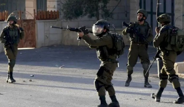 الاحتلال يصيب مواطنا بالرصاص قرب جدار ال...