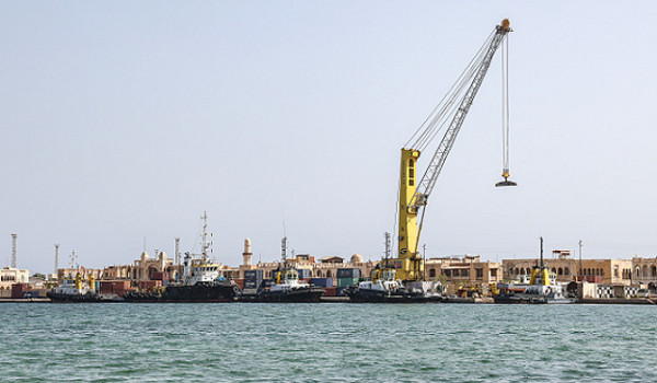 اليمن: التحالف السعودي يقصف ميناء المكلا...