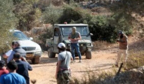 مستعمرون يستولون على جرافة ويعتدون على س...