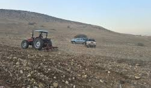مستعمرون يحرثون أراض المواطنين تمهيدا لل...