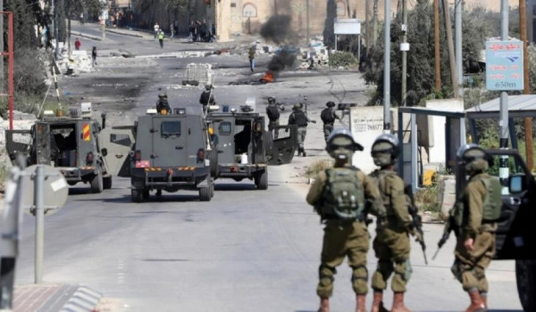 إصابة طفل وشاب برصاص الاحتلال الحي واعتق...