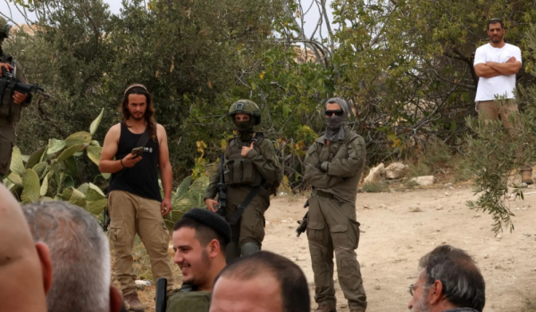 مستعمر يطلق الرصاص على مركبة شرق بيت لحم...