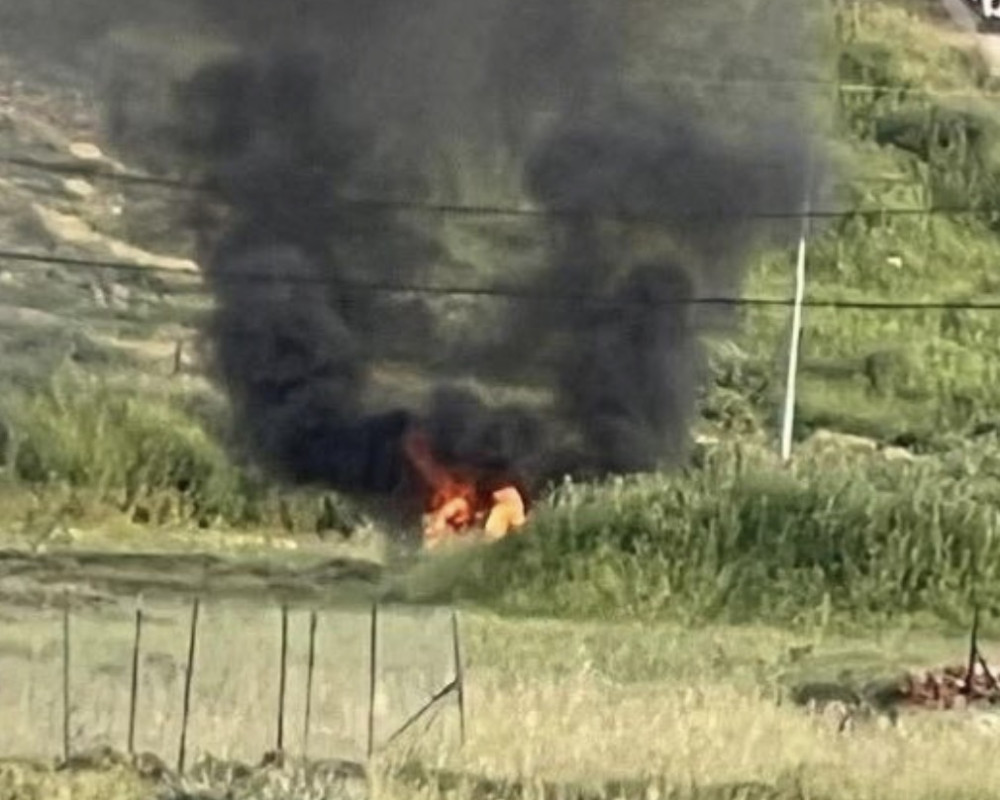 المستوطنون يحرقون مركبتين خلال هجومهم على قصرة جنوب نابلس