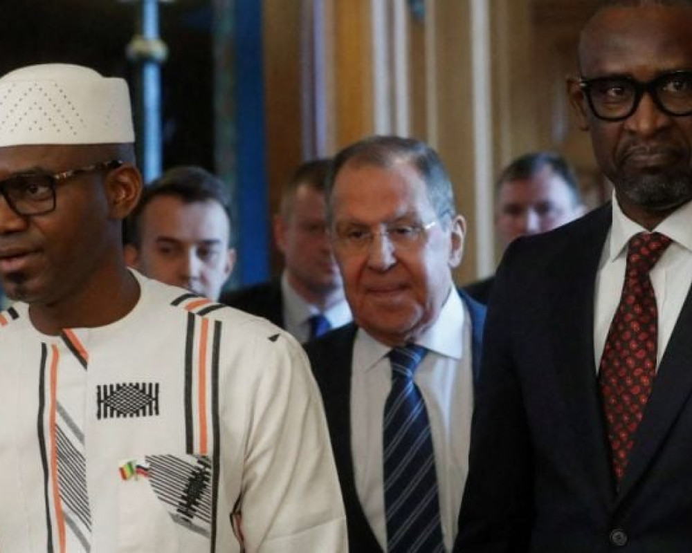 مالي في عين العاصفة: مقتل وزير الدفاع في هجوم انتحاري وسقوط مدينة كيدال بيد متمردي الطوارق