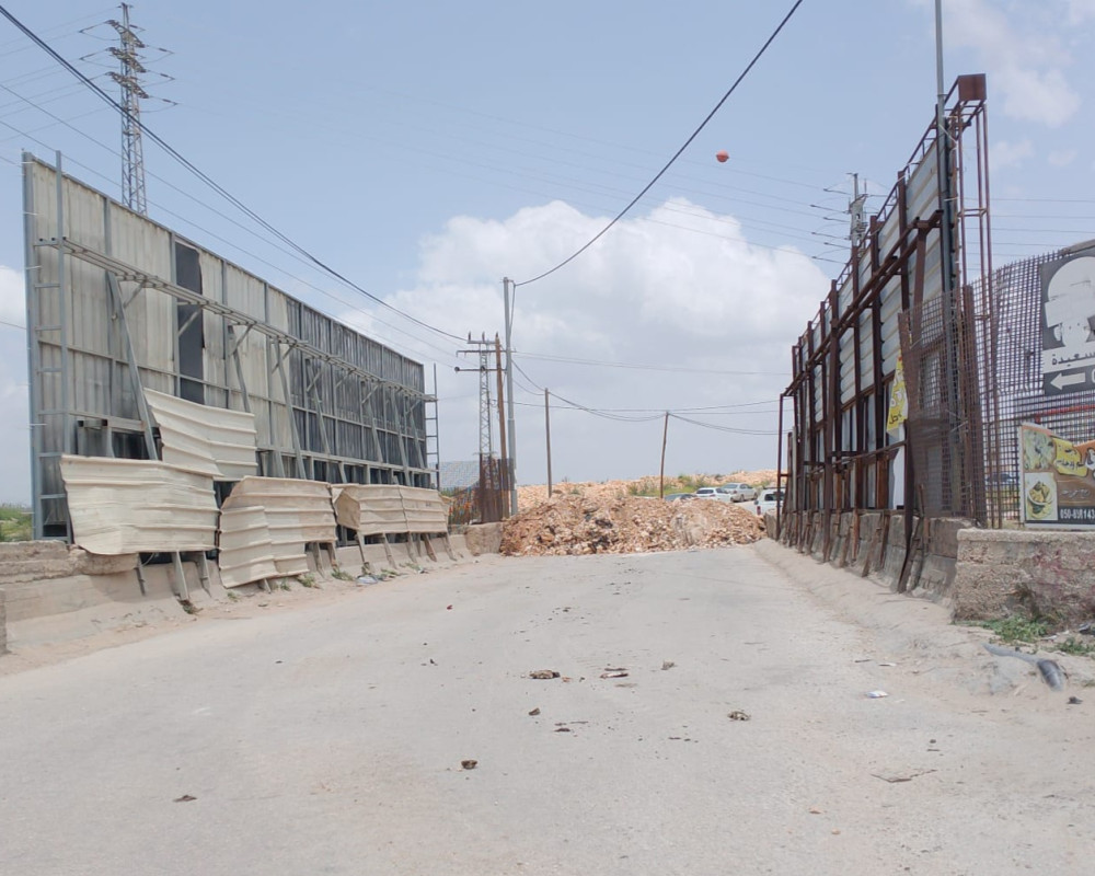 "محدث" الاحتلال يغلق جسر جبع شمال القدس بالسواتر الترابية