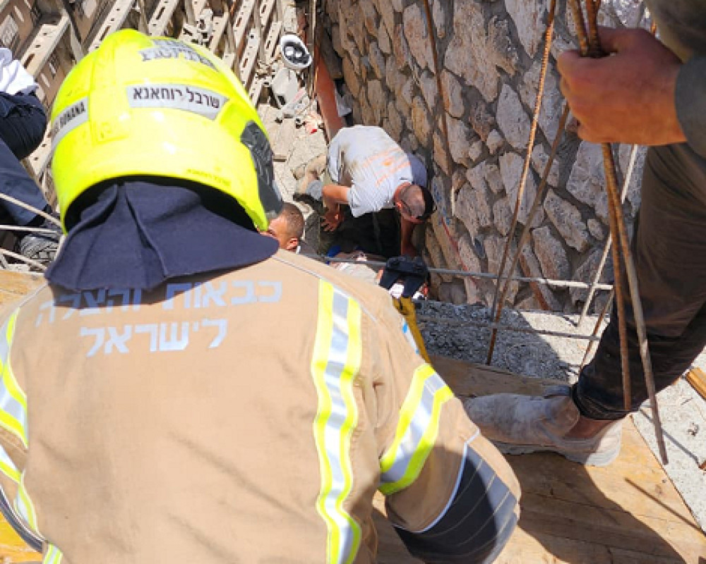 حيفا: إصابة عامل بجروح خطيرة إثر سقوطه من علو