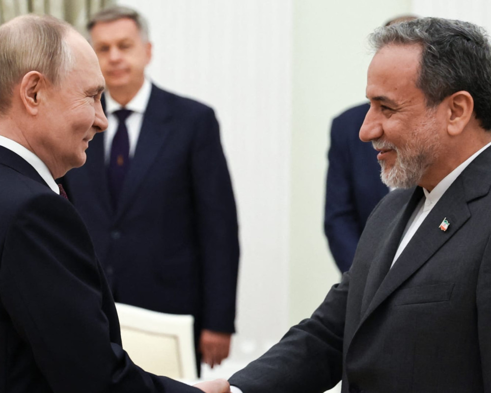 راقجي في سان بطرسبرغ: رسالة من المرشد لبوتين ومقترح إيراني جديد بـ"تأجيل النووي" لفتح مضيق هرمز