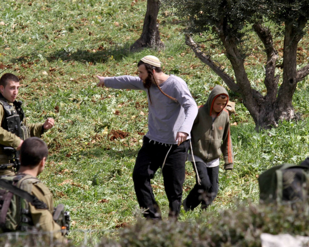 مستعمرون يشرعون بتجريف أراضٍ في بتير غرب بيت لحم