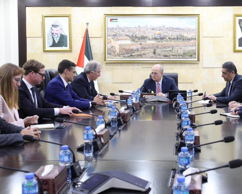 مصطفى يطلع المبعوث الأوروبي على آخر المستجدات السياسية