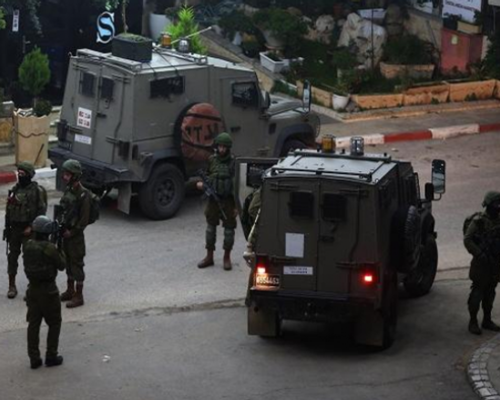 الاحتلال يداهم عدة منازل في دير سامت غرب الخليل