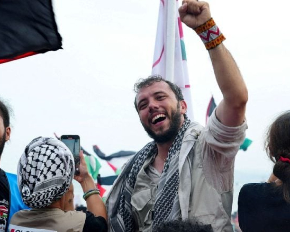 محكمة إسرائيلية تمدد اعتقال ناشطَين أجنبيَين من “أسطول الصمود” حتى الأحد