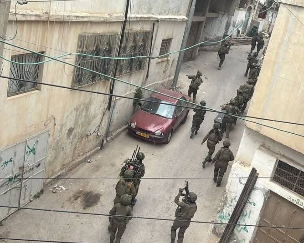 الاحتلال يقتحم مخيم قلنديا شمال القدس وينشر قناصة على أسطح المنازل