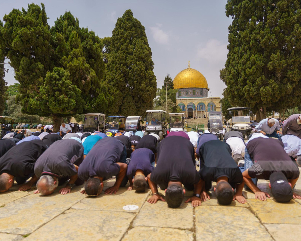 عشرات الآلاف يؤدون الجمعة في المسجد الأقصى