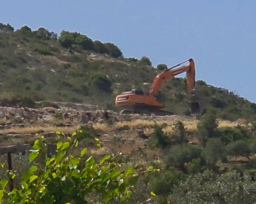 مستعمرون يشرعون بتجريف أراضٍ زراعية غرب سلفيت