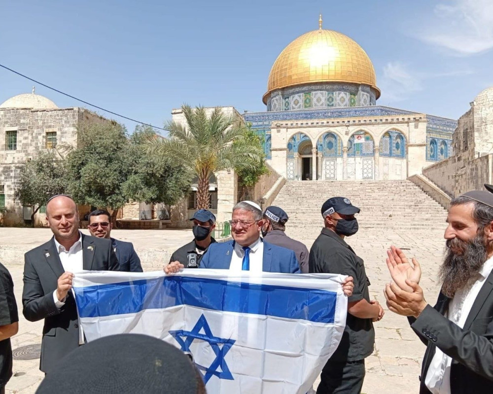 المتطرف "بن غفير" يرفع علم الاحتلال في الأقصى.. وإغلاق للقدس القديمة لتأمين "مسيرة الأعلام"