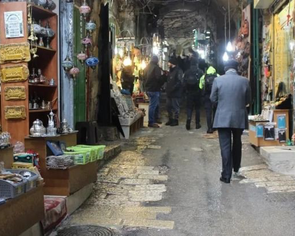 محافظة القدس تُحذّر من مخطط إسرائيلي للاستيلاء على عقارات في باب السلسلة وتهجير سكانها لصالح الاستيطان