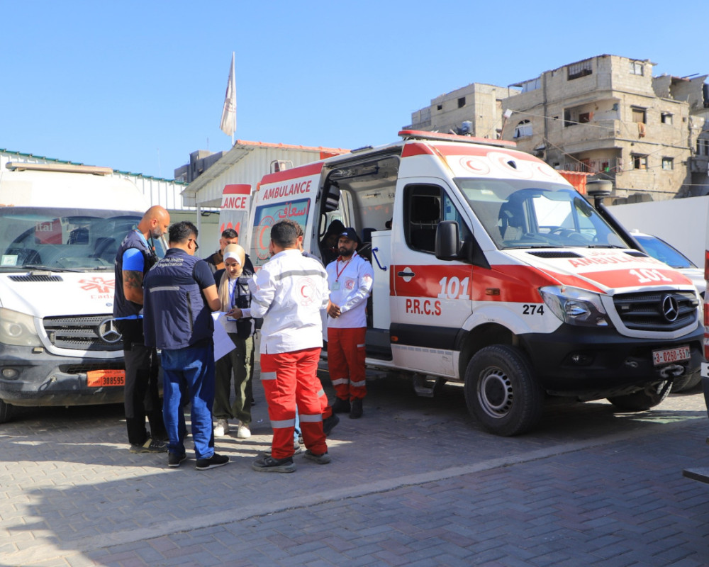 الهلال الأحمر ينفذ عملية إجلاء جديدة لـ33 مريضاً من قطاع غزة عبر معبر رفح