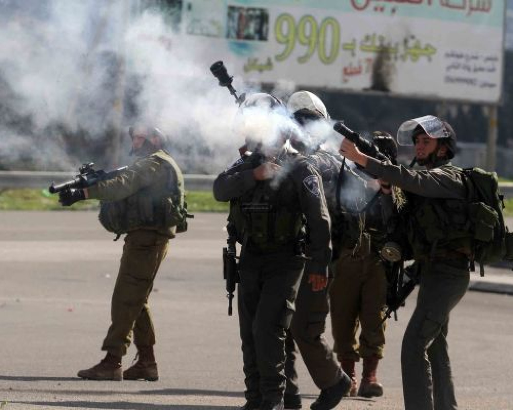 إصابة شاب بقنبلة غاز خلال اقتحام الاحتلال القبيبة شمال القدس