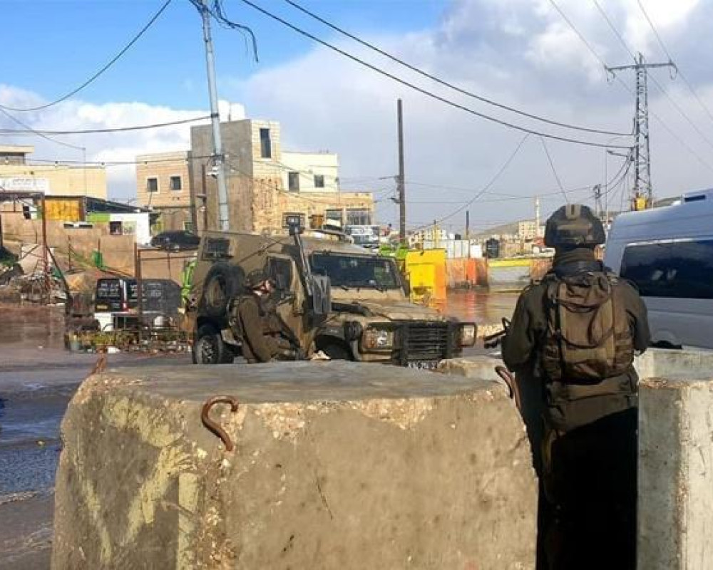 فلسطين – الاحتلال يغلق مدخل بلدة عناتا شرق القدس