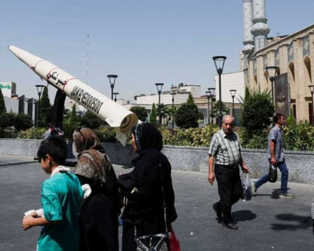إيران تعلن تدمير مواقع انتشار مقاتلات أمريكية و5 جرحى جراء الضربات الليلية على طهران