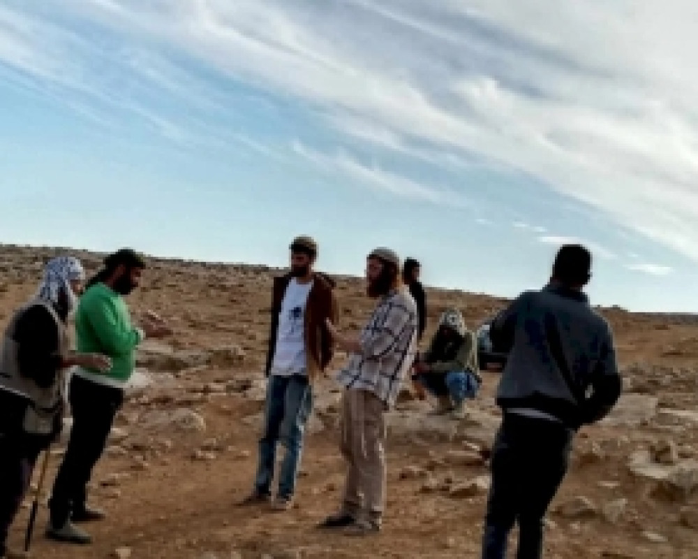 مستعمرون يعتدون على مزارعين في سنجل ويخربون مركبة شرق رام الله