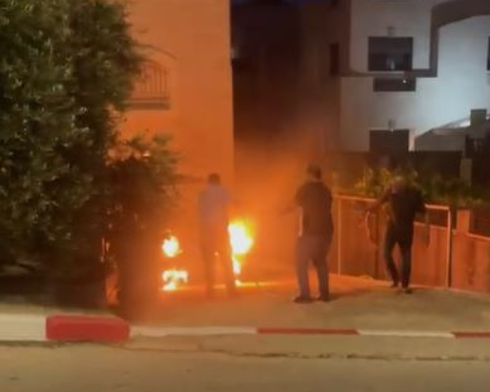 فلسطين – مستوطنون متطرفون يحرقون ويدمرون أربع مركبات في دير دبوان شرق رام الله