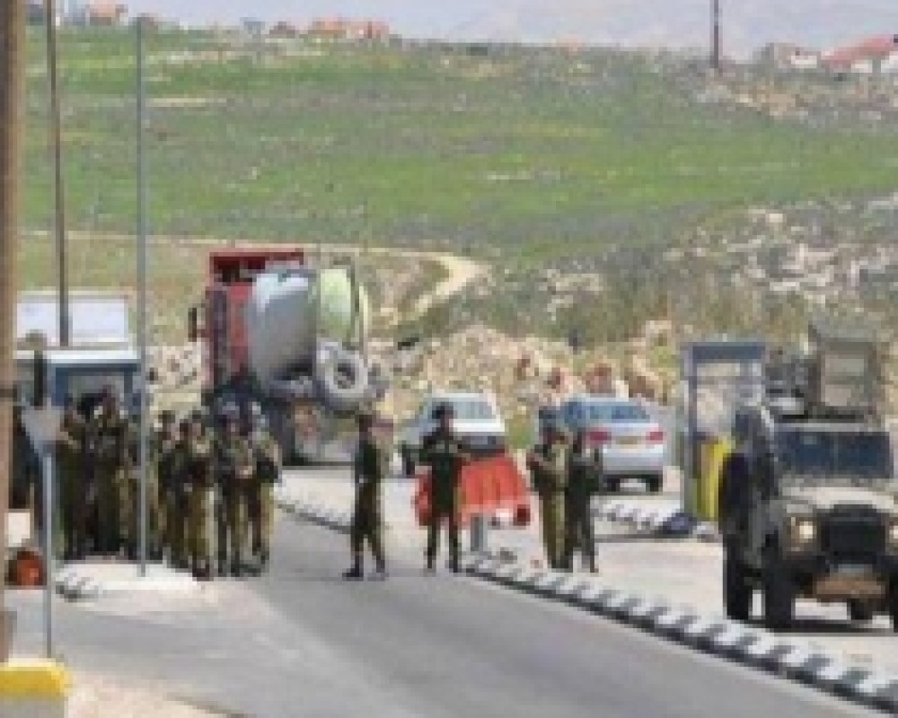 الاحتلال يغلق حاجز جبع شمال القدس ويتسبب بأزمة مرورية خانقة