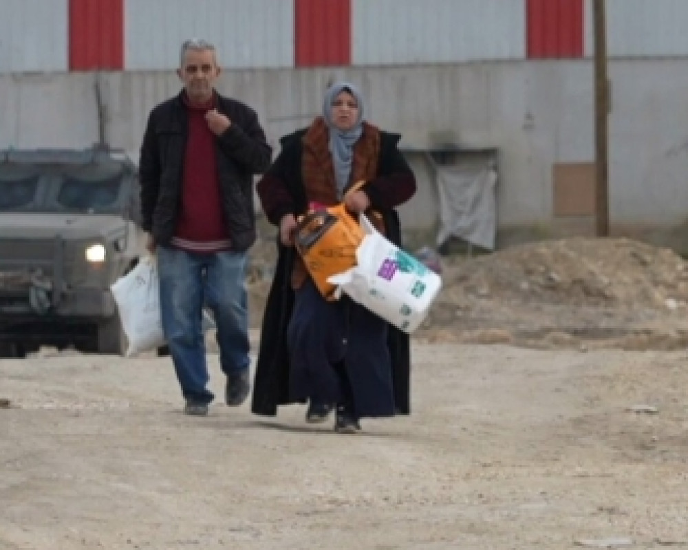 فلسطين – يعود نازح من نور شمس إلى منزله بعد عام ونصف ليجده خاليًا من أثاثه فلسطين – يعود نازح من نور شمس إلى منزله بعد عام ونصف ليجده خاليًا من أثاثه