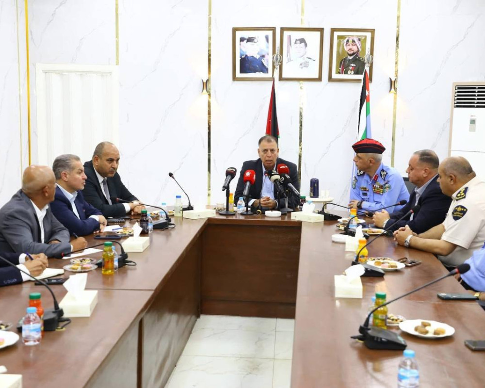 وزير الداخلية الأردني يتفقد جسر الملك حسين وسط شكاوى من أزمة السفر