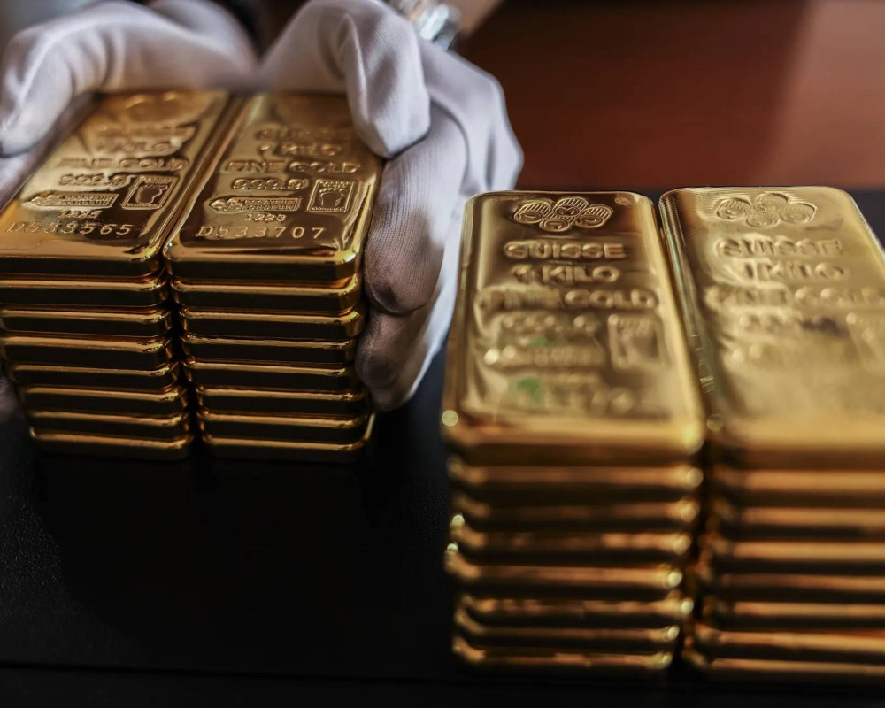 تراجع حاد في أسعار الذهب بأكثر من 3% وسط قوة الدولار وتوقعات رفع الفائدة