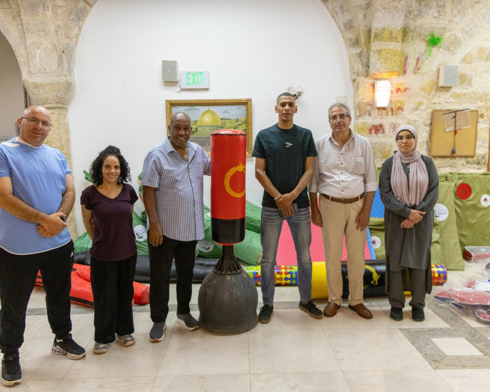 "بيت مال القدس" تسلم معدات رياضية لنادي جمعية الجالية الأفريقية في القدس