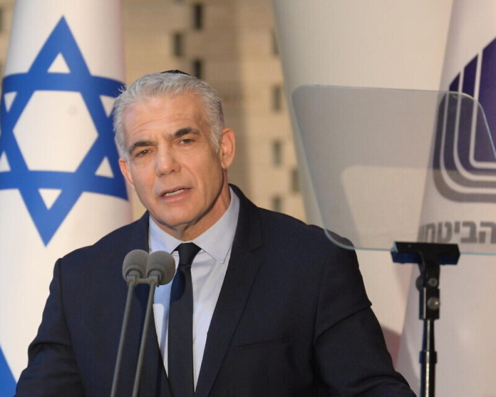 لبيد: اتفاقا لبنان وإيران يتعارضان ويدفعان في اتجاهين متعاكسين
