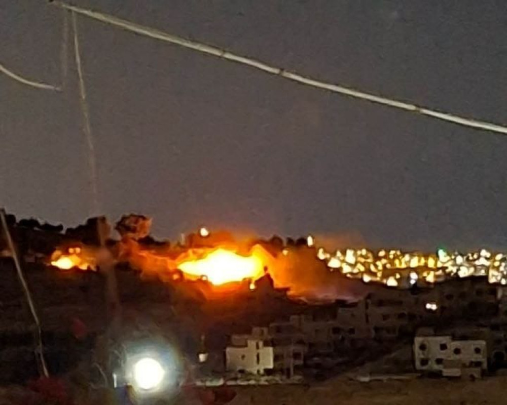 بيت لحم : المستوطنون يحرقون محيط منزل في خلال اللوز ويحطموا سيارة