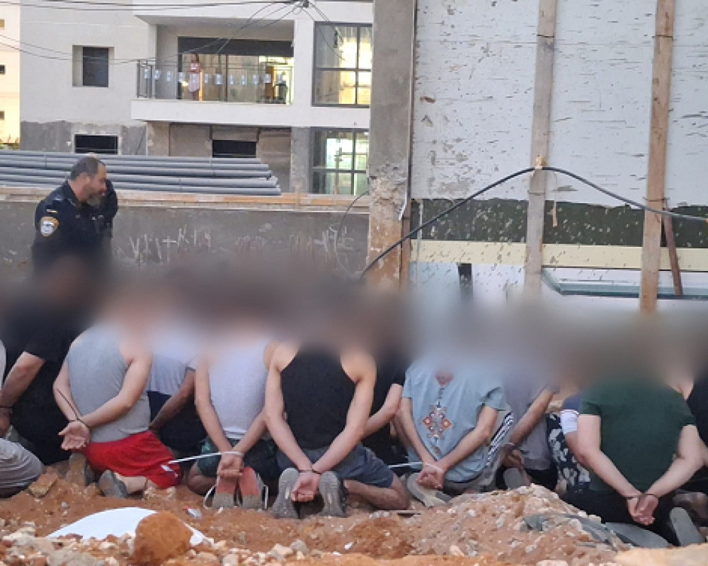 اعتقال 43 عاملا من الضفة الغربية داخل موقع بناء في كريات أونو