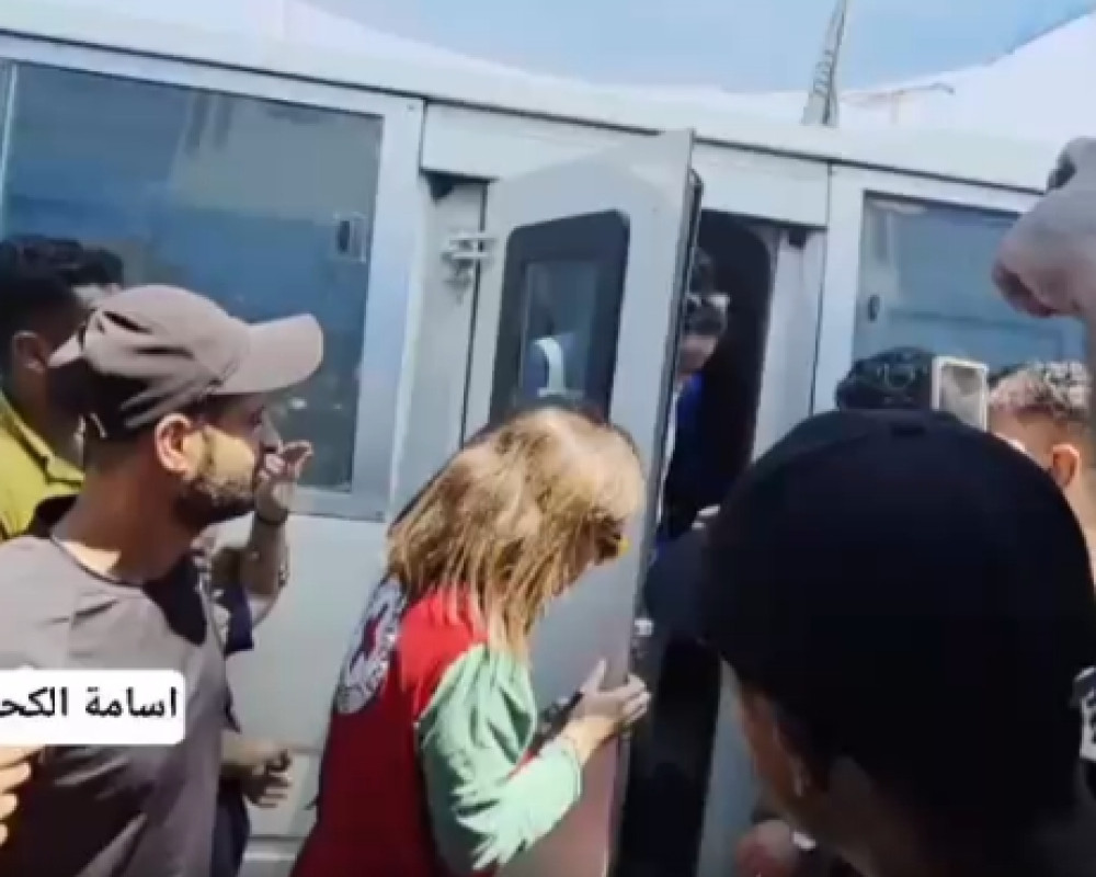 الصليب الأحمر يسهّل نقل 9 معتقلين مفرج عنهم إلى غزة ويجدد مطالبته بزيارة الأسرى الفلسطينيين