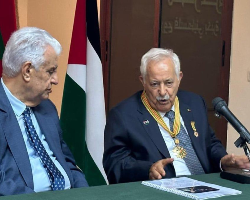الرئيس يمنح المهندس المغربي أحمد البيّاز "نجمة يبوس" من وسام الرئيس ياسر عرفات