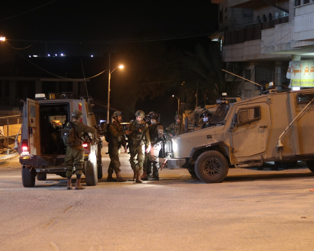 فلسطين – الاحتلال يعتقل 25 مواطنًا في مخيم الدهيشة ويعتقل 4 آخرين في مناطق عدة بالضفة الغربية فلسطين – الاحتلال يعتقل 25 مواطنًا في مخيم الدهيشة ويعتقل 4 آخرين في مناطق عدة بالضفة الغربية