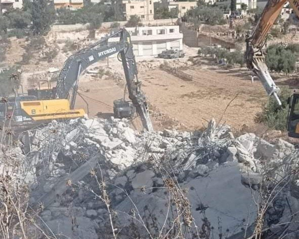 هدم مصنع وغرف زراعية وتجريف أراضٍ في بلدة بيت أولا غرب الخليل