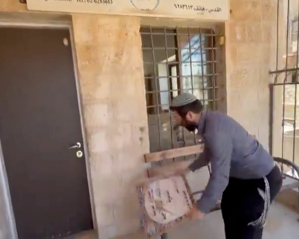 نائب إسرائيلي يقتحم مدرسة  في القدس ويتوعد بإغلاق المؤسسات التعليمية الفلسطينية