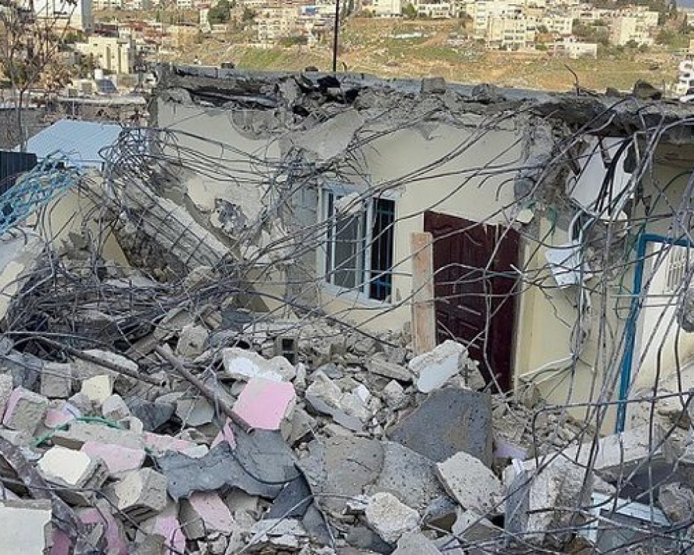 الاحتلال يجبر مواطنا على هدم بناء إضافي في منزله في بيت جالا ذاتيا