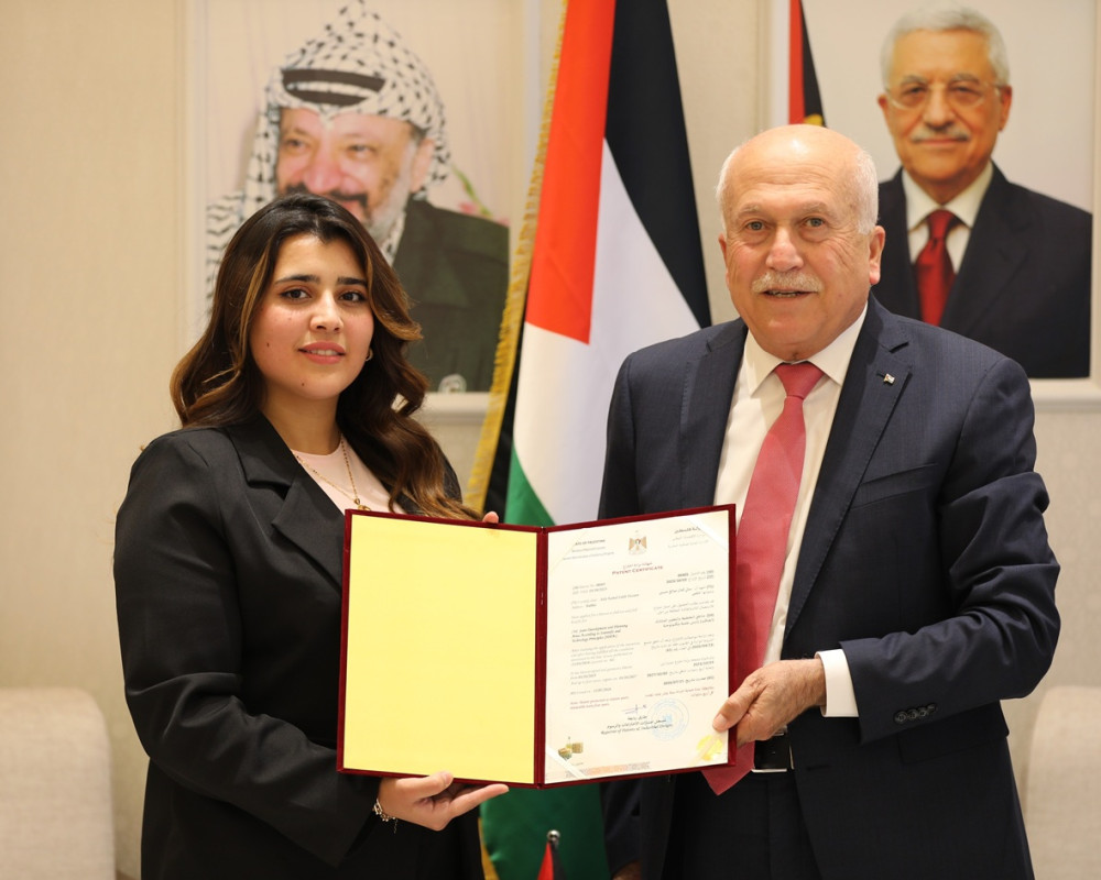 العامور يُسلّم شهادة براءة اختراع لمنهجية مبتكرة في إنشاء مناطق التخطيط والتطوير المشترك