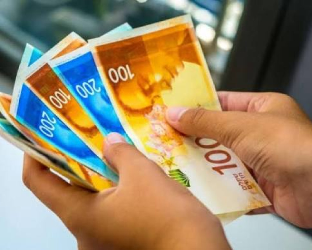 مراسلة PNN : رواتب الموظفين عن شهر نيسان يوم غدٍ الخميس بنسبة لا تقل عن 50% وبحد أدنى 2000 شيكل