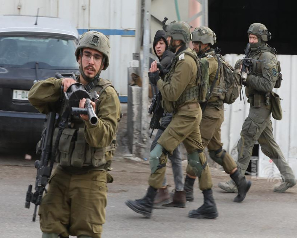 فلسطين – قوات الاحتلال تعتقل وتجري تحقيقاً ميدانياً مع ما لا يقل عن 80 مواطناً في الضفة الغربية