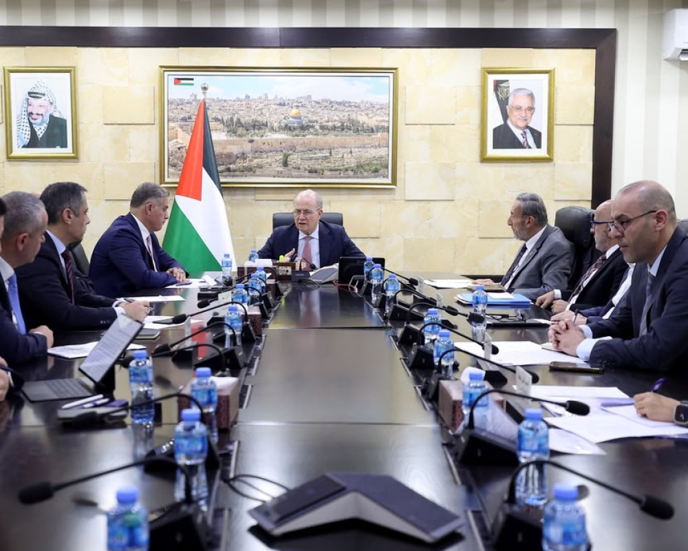 رئيس الوزراء يترأس اجتماعاً للجنة الخاصة للتعامل مع تداعيات أزمة الشيكل وتعزيز الدفع الإلكتروني