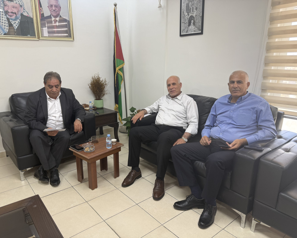 رئيس بلدية بتير يطلع المحافظ على خطط تطوير البلدة ويدعوه للمشاركة بمهرجان بتير للباذنجان
