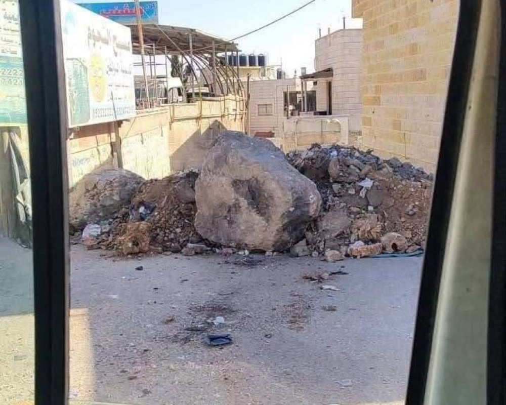 الاحتلال يواصل اقتحام مخيم قلنديا ويعتدي على الصحفيين ويغلق عدة مداخل بالسواتر الترابية
