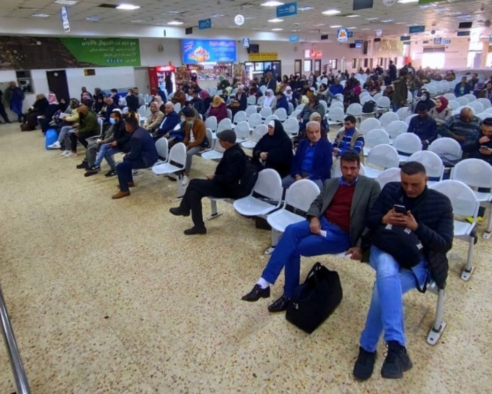 42 ألف مسافر.. حركة سفر نشطة على معبر الكرامة