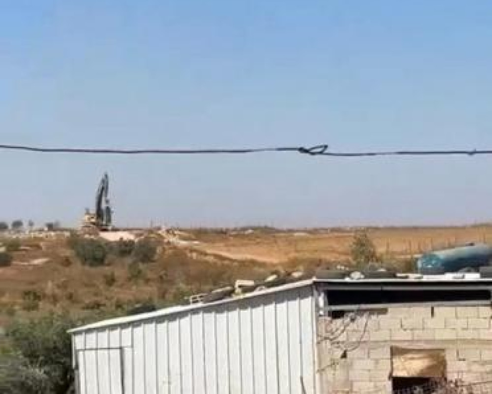 الاحتلال برفقة آليات الهدم يقتحم غربي يطا جنوبي الخليل